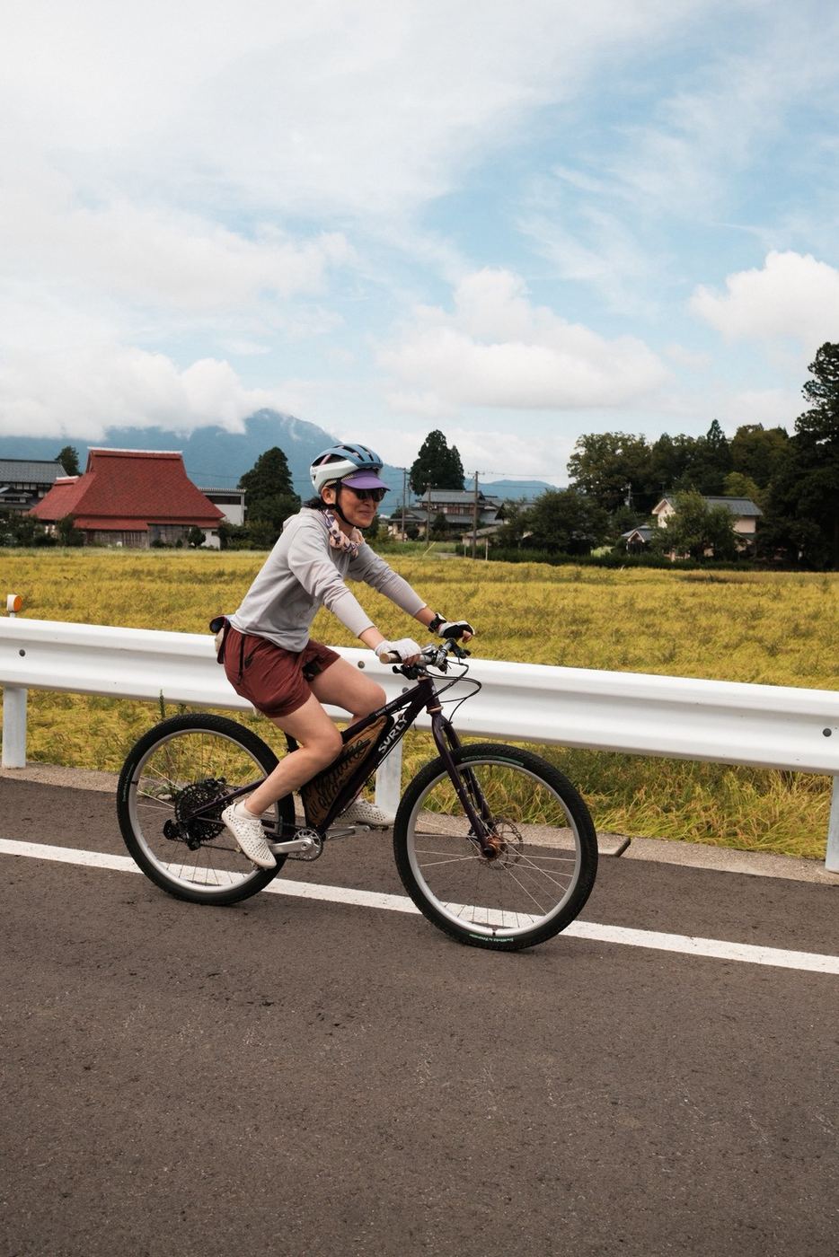 田んぼの脇の道を自転車で走る