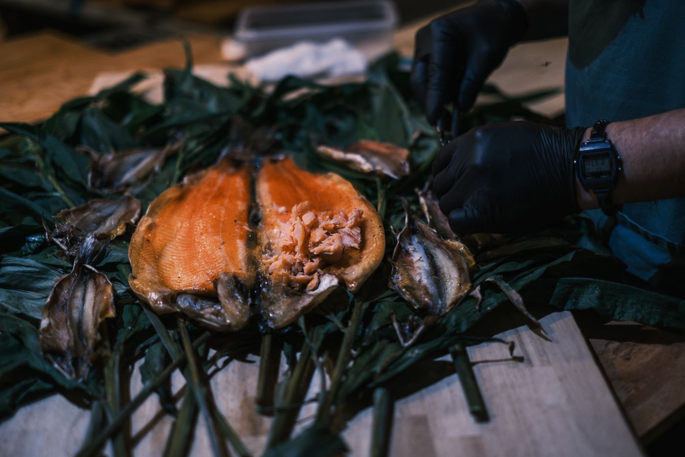 笹の葉の上に並ぶ、焼き上がった魚