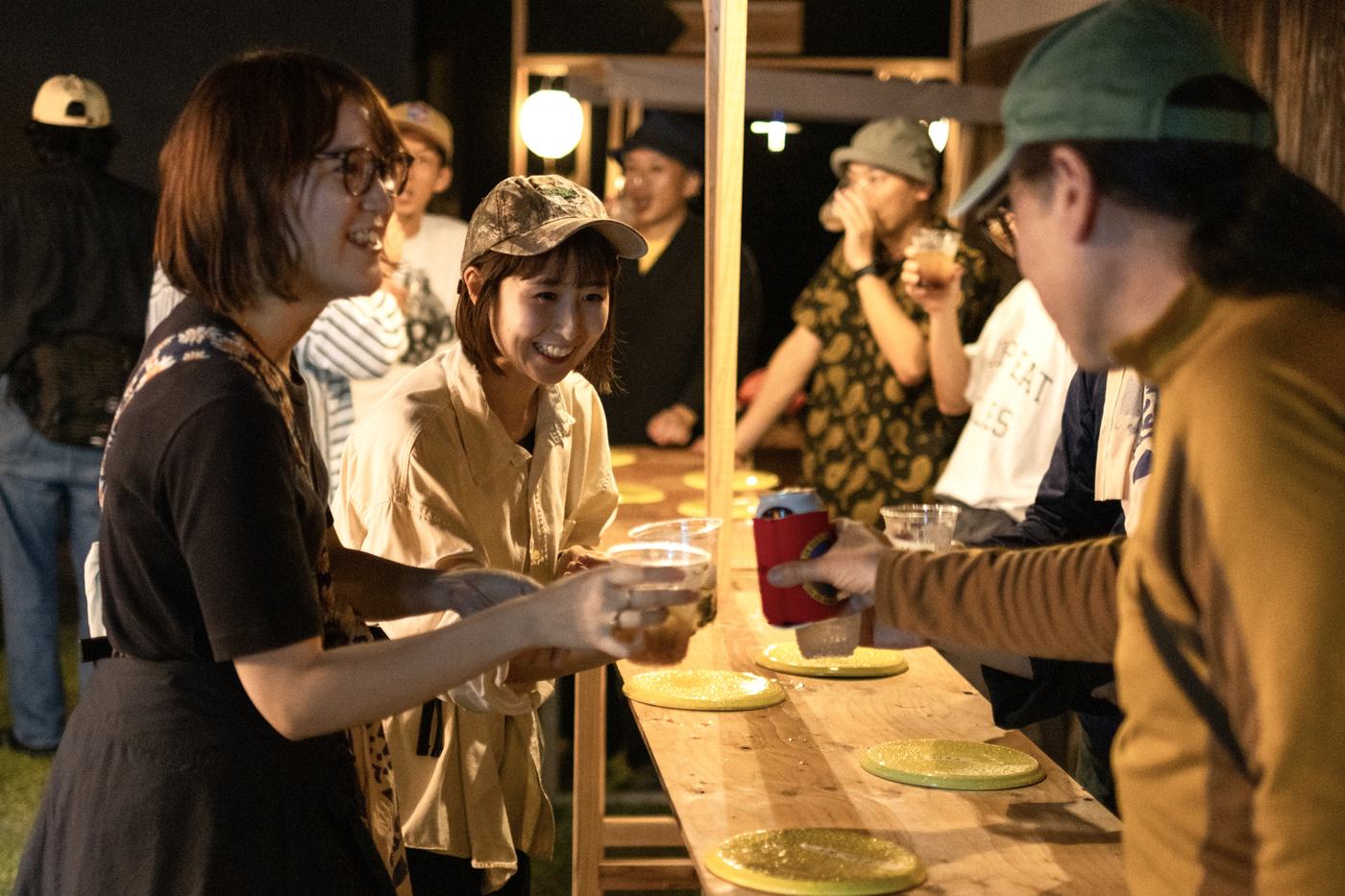 カウンターで笑い合う人たち