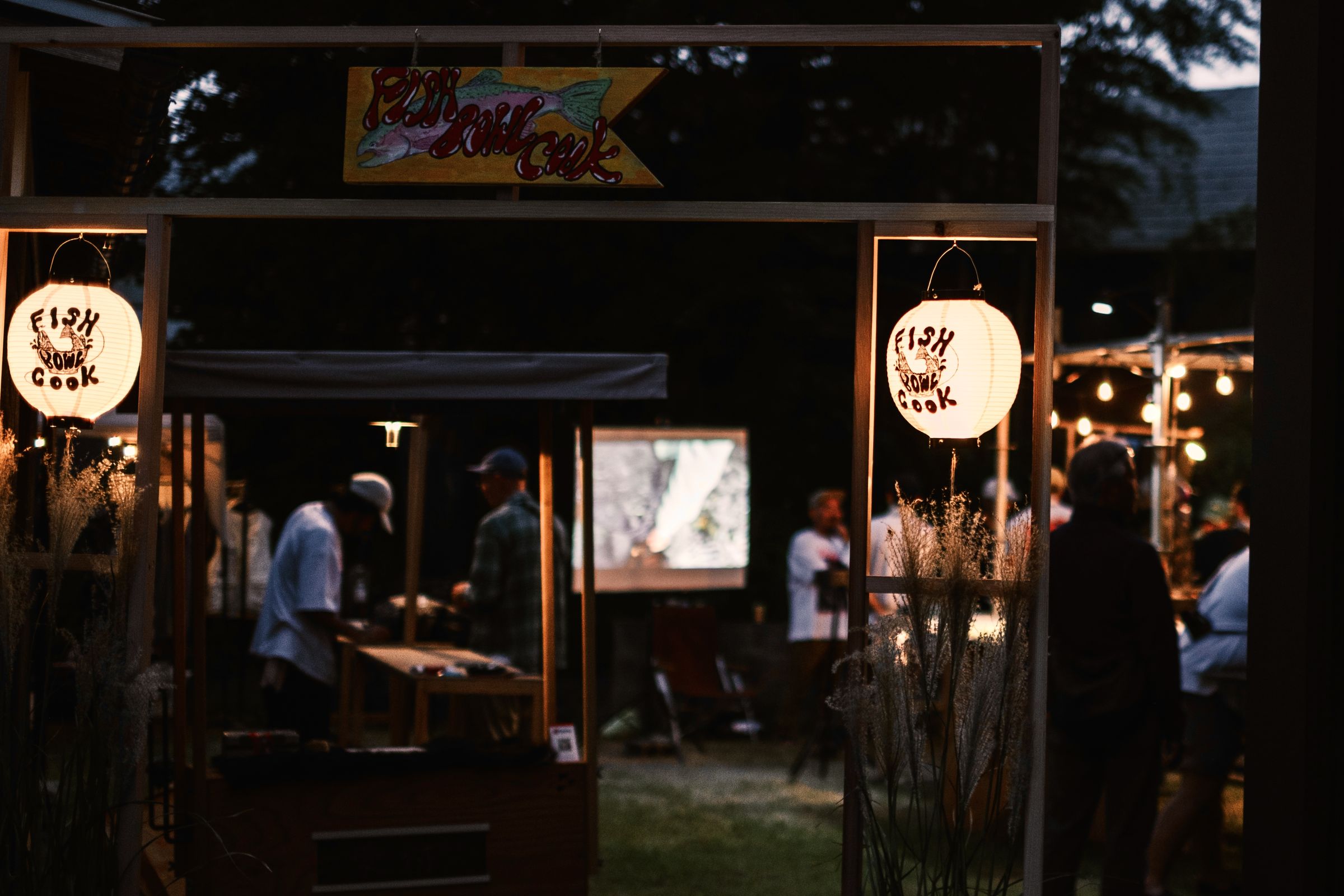 FISH BOWL COOKの提灯が灯る、夜の会場の入口