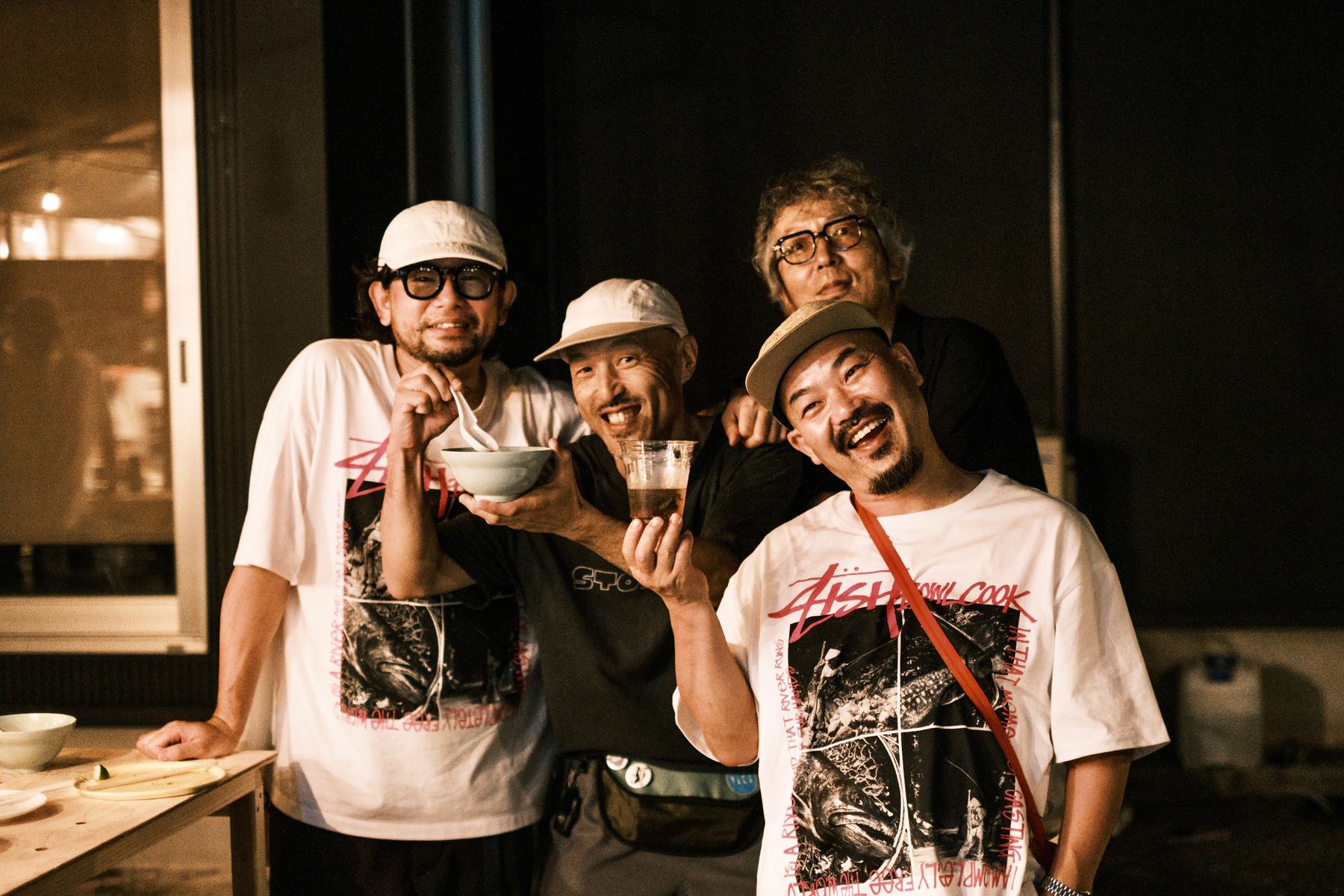 FISH BOWL COOKのTシャツで笑う3人