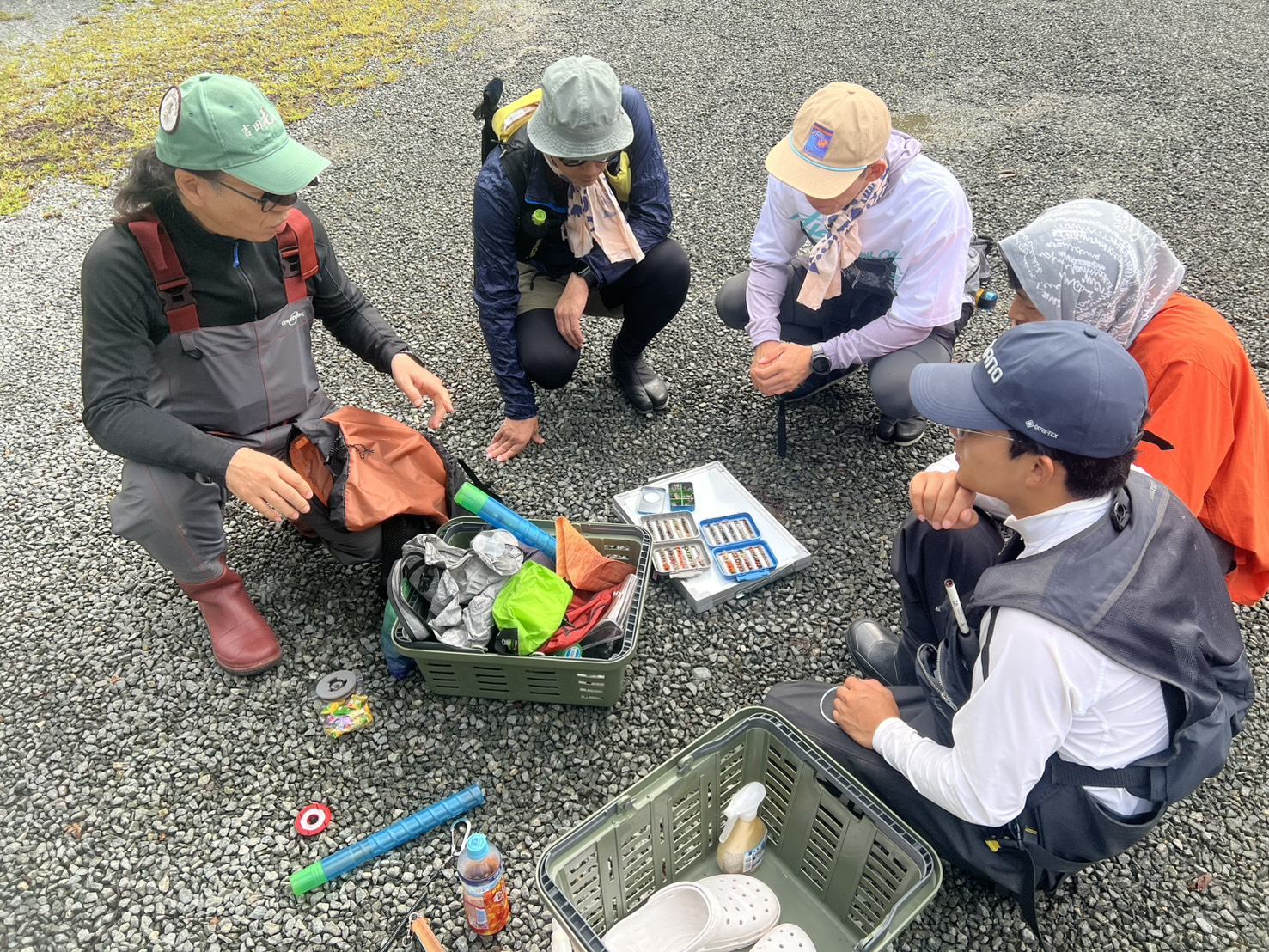 毛鉤のケースを広げて、テンカラの座学